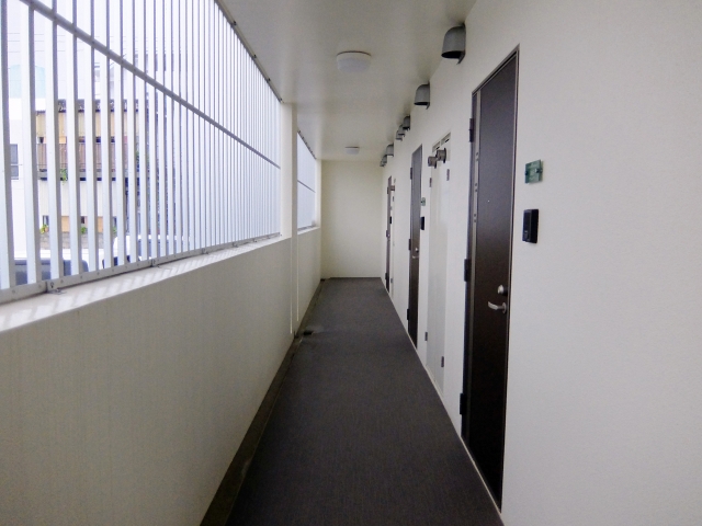 マンショントラブルは騒音・滞納・違法駐車・ペットなどマナーが原因