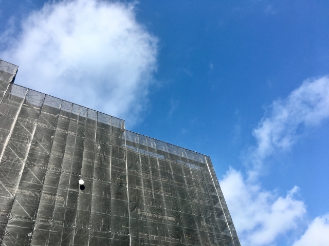 大規模修繕工事の競争見積りに参加する施工業者はどうやって選ぶ?公募の活用方法を解説