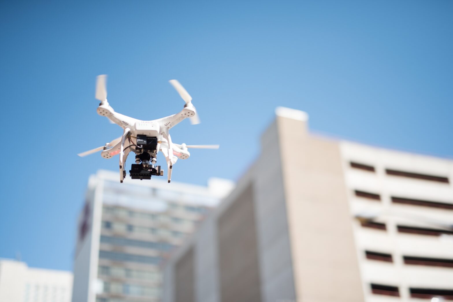 分譲マンションでも増えている「ドローンによる外壁調査」とは?