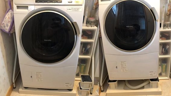 洗濯機の下に作業スペースが無いために排水管洗浄が出来ない。右はかさ上げ台設置後
