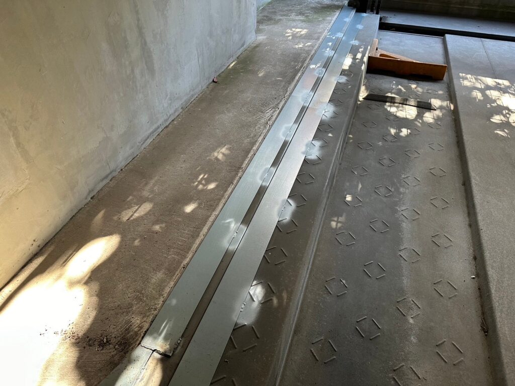 すぐに撤去できない場合の暫定策「平面化ロック（固定化）工法」とは？