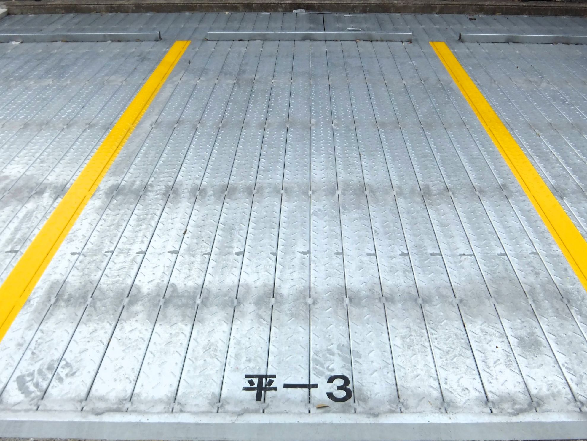 屋内・屋外どちらも対応。「鋼製平面化工法」の仕組みとメリット