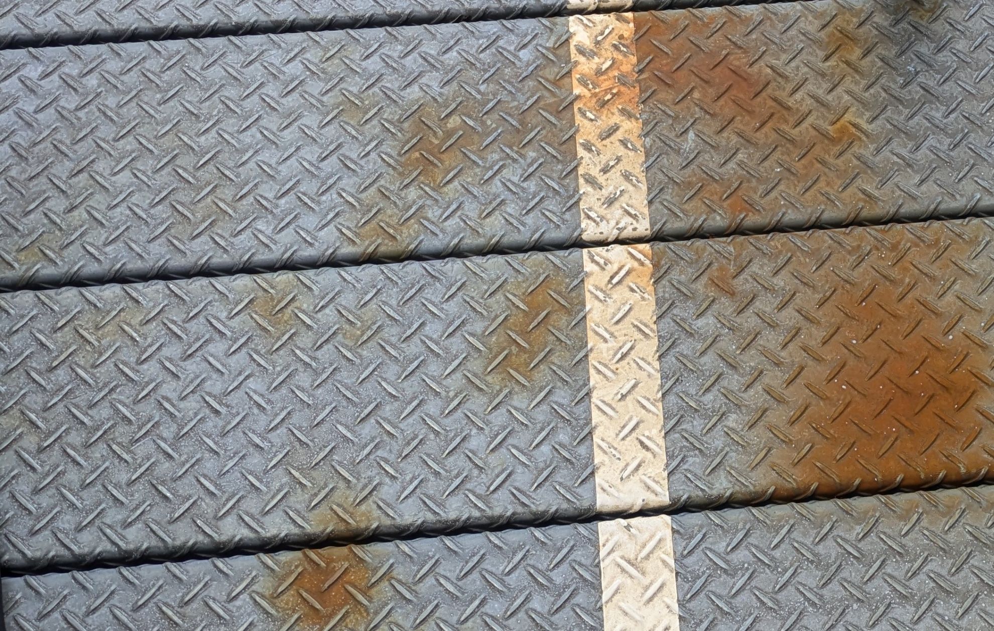 「50年もつ」「メンテナンスフリー」の罠。鋼製平面化の本当の耐久性